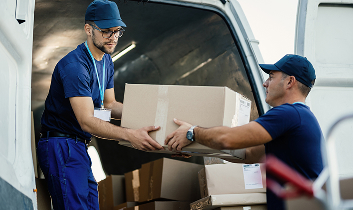 hommes portant un carton dans un van